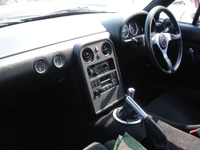 http://i306.photobucket.com/albums/nn244/philrob37/MX5M21001interior.jpg