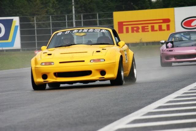 http://i306.photobucket.com/albums/nn244/philrob37/MX5trackday3.jpg