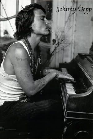 Johnny Depp Piano Picture. mi johnny!! MMMMMMMM.