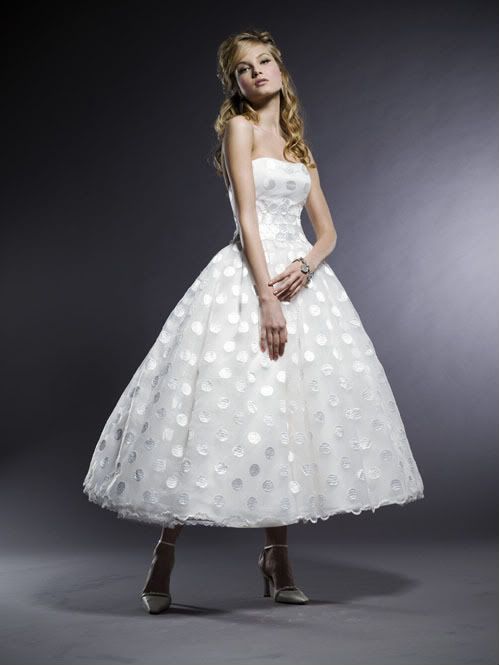 <img:http://i306.photobucket.com/albums/nn256/princsskimmi/OMG%20polka%20dots/kimmipolkadotweddingdress.jpg?t=1235875496>