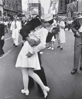 kiss after world war II Image