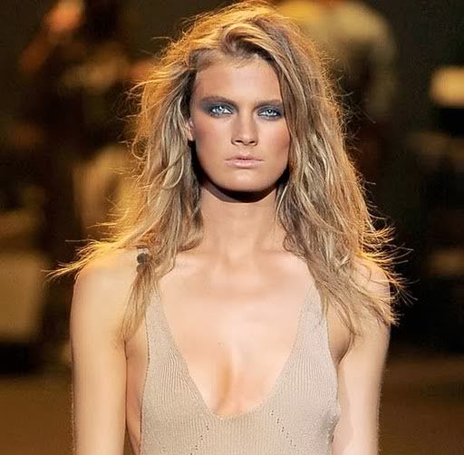 I am totally feeling this beauty look for summer a messy dirtyblonde coif