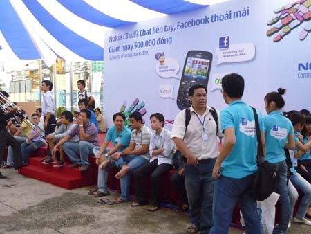 Giẫm đạp lên nhau mua điện thoại di động - 1