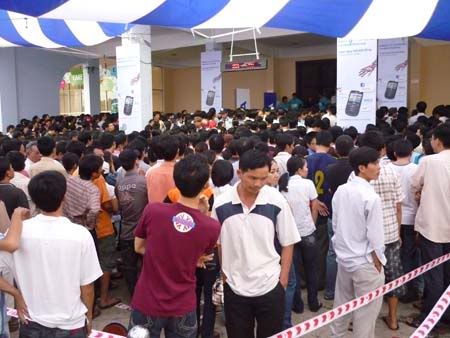 Giẫm đạp lên nhau mua điện thoại di động - 2