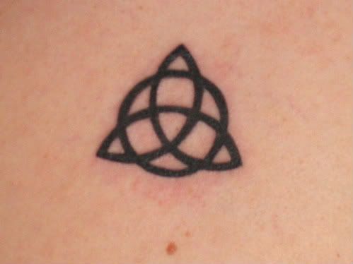 Dit was mijn eerste, het Charmed teken die zit tussen mijn schouderbladen op 