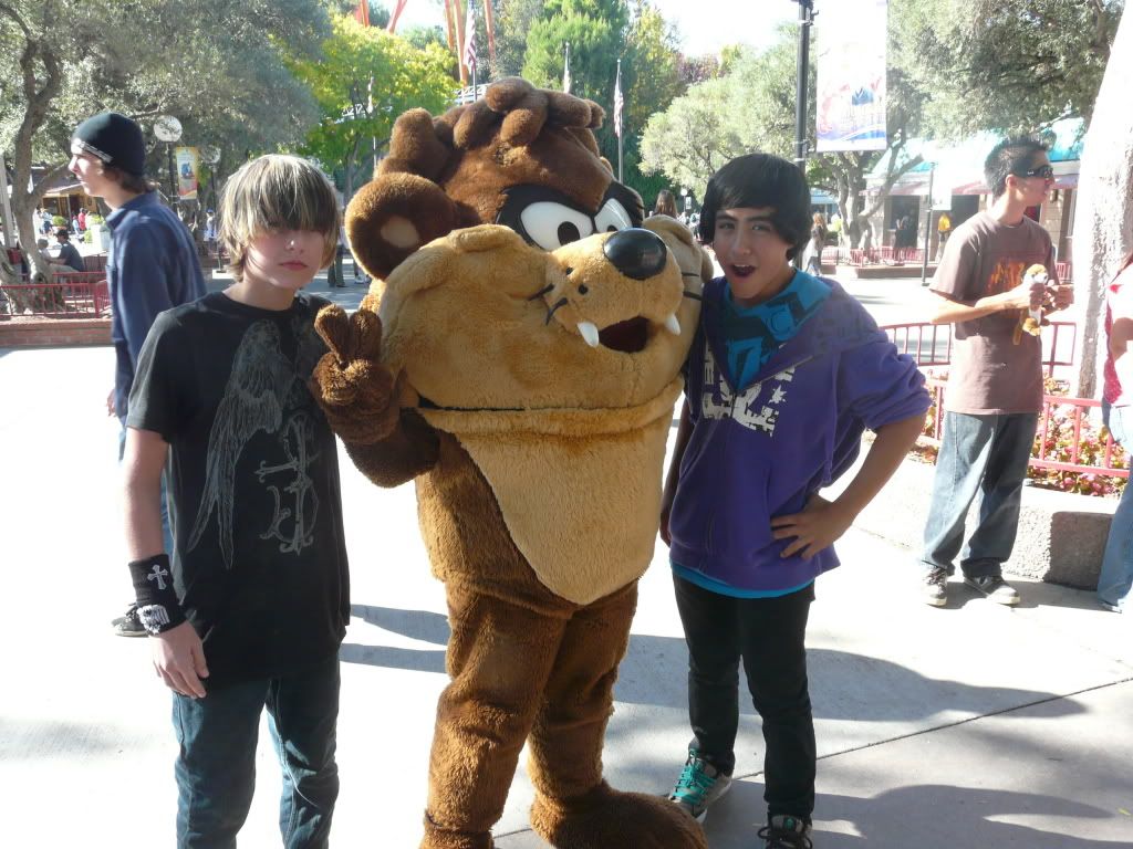 http://i306.photobucket.com/albums/nn280/BethanyEnews/MagicMountain08004.jpg