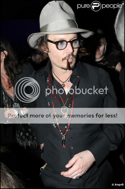 http://i306.photobucket.com/albums/nn241/Helga_Depp/413086-johnny-depp-a-la-soiree-chan.jpg