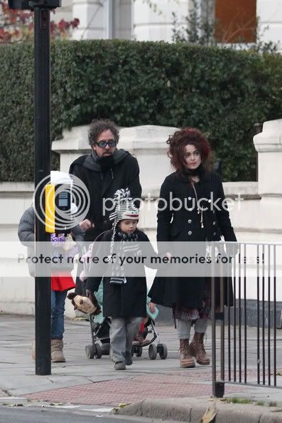 http://i306.photobucket.com/albums/nn241/Helga_Depp/TimBurtonHelenaBonhamCarterTimBurtone8H0LZN0x8Al.jpg